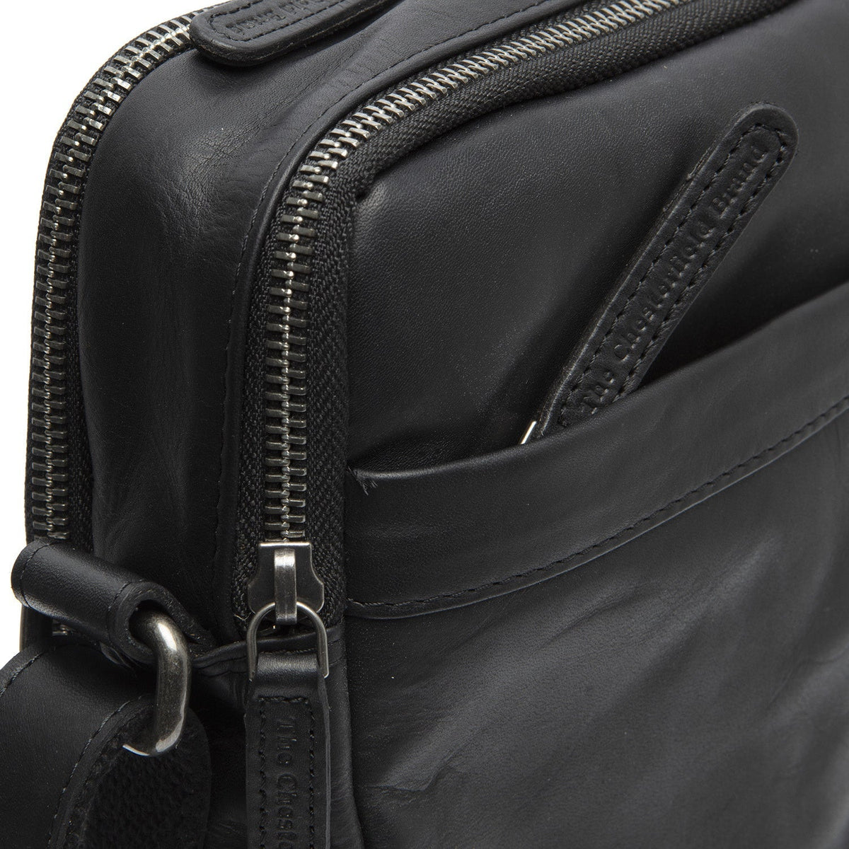Solid Antique Brass Hardware &amp; Heavy-Duty Dual Zipper Detail on Alva Full-Grain Leather Crossbody Bag para Hombre