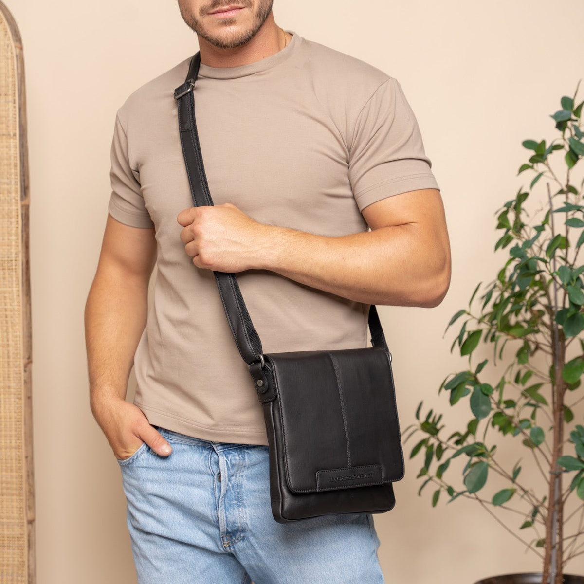 Bodin Full-Grain Leather Crossbody Bag para Mujer - Structured Side Profile Showing Gusset Depth &amp; Expansion Capacity