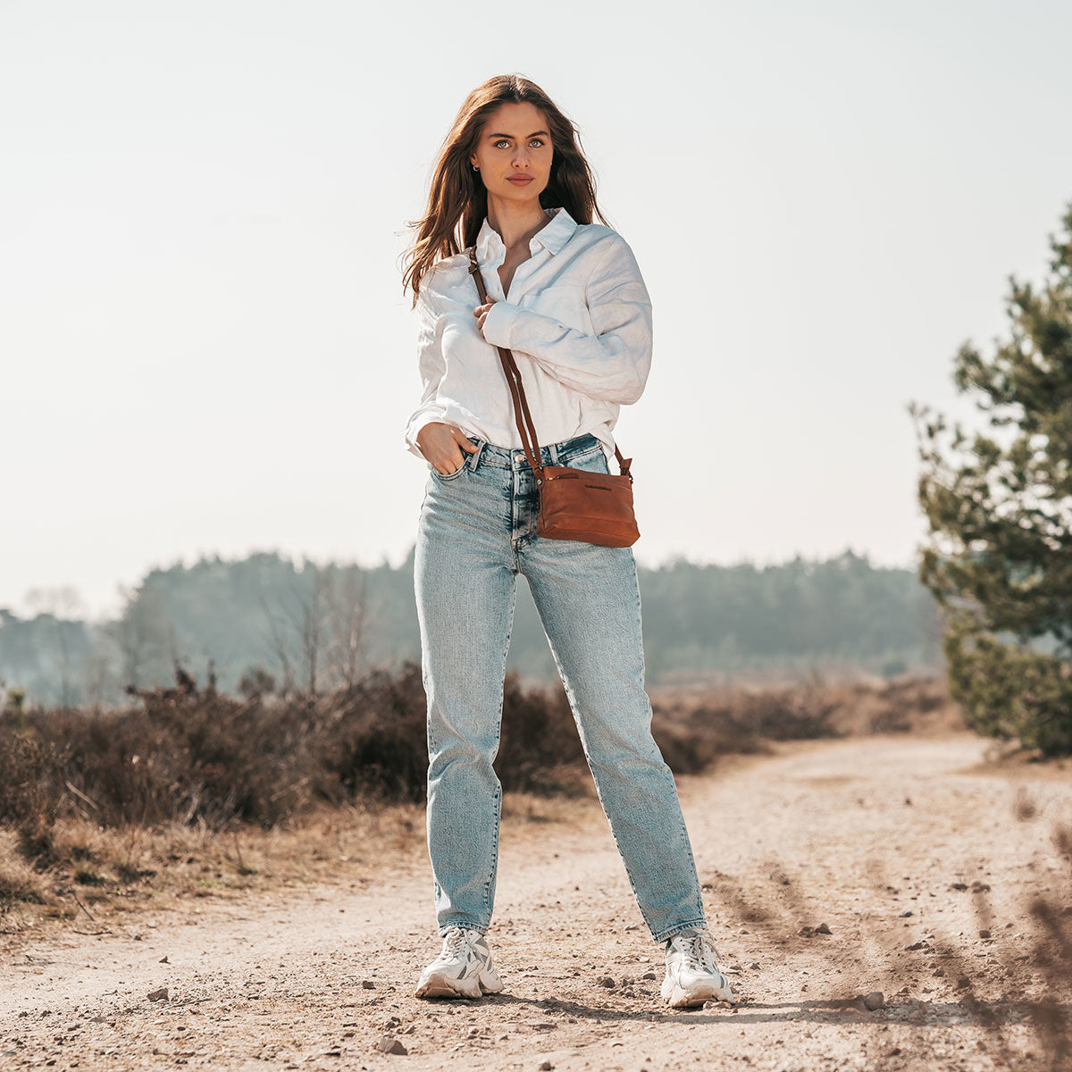 Salerno Full-Grain Leather Crossbody Bag para Mujer – Vista alternativa del producto 3