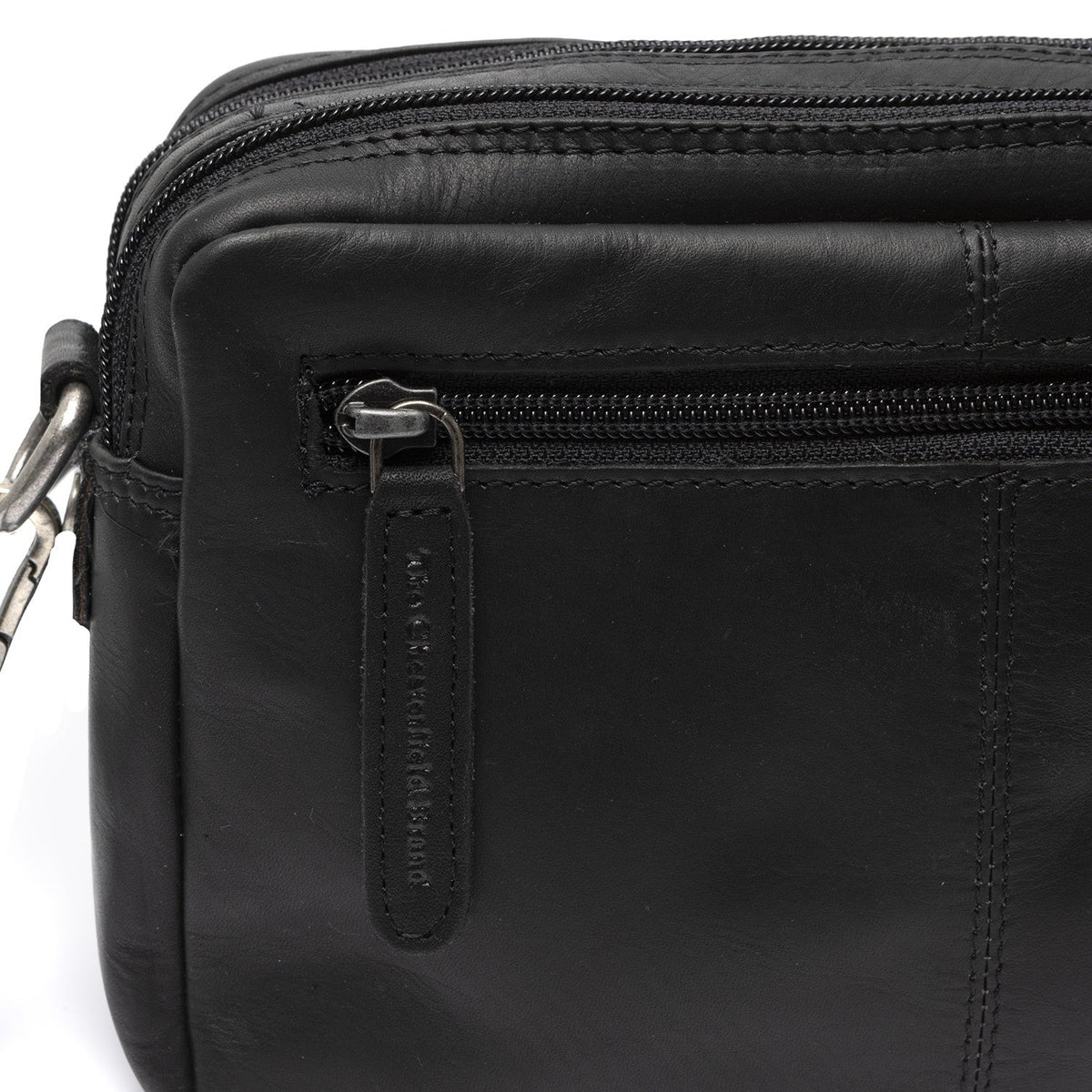 
Solid Antique Brass Hardware & Heavy-Duty Dual Zipper Detail on Samui Bandolera de cuero flor