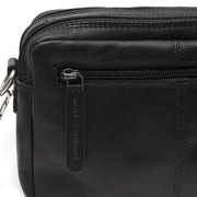 
Solid Antique Brass Hardware & Heavy-Duty Dual Zipper Detail on Samui Bandolera de cuero flor