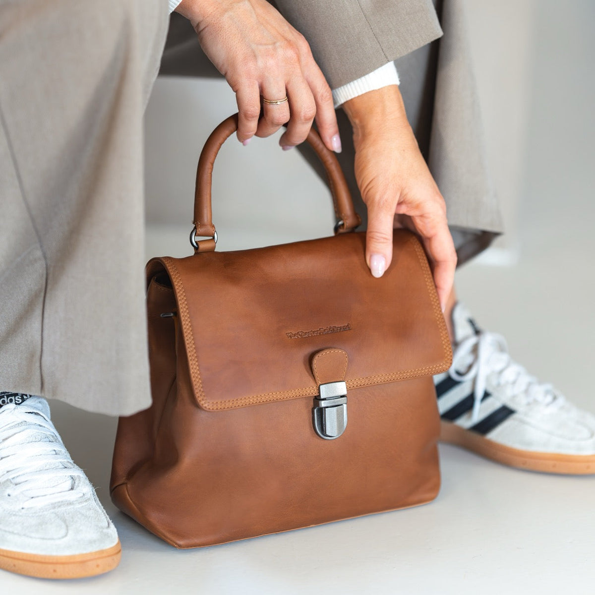 Styled Fit Perspective of Angera Full-Grain Leather Handbag para Mujer on Model - Natural Daylight Drape