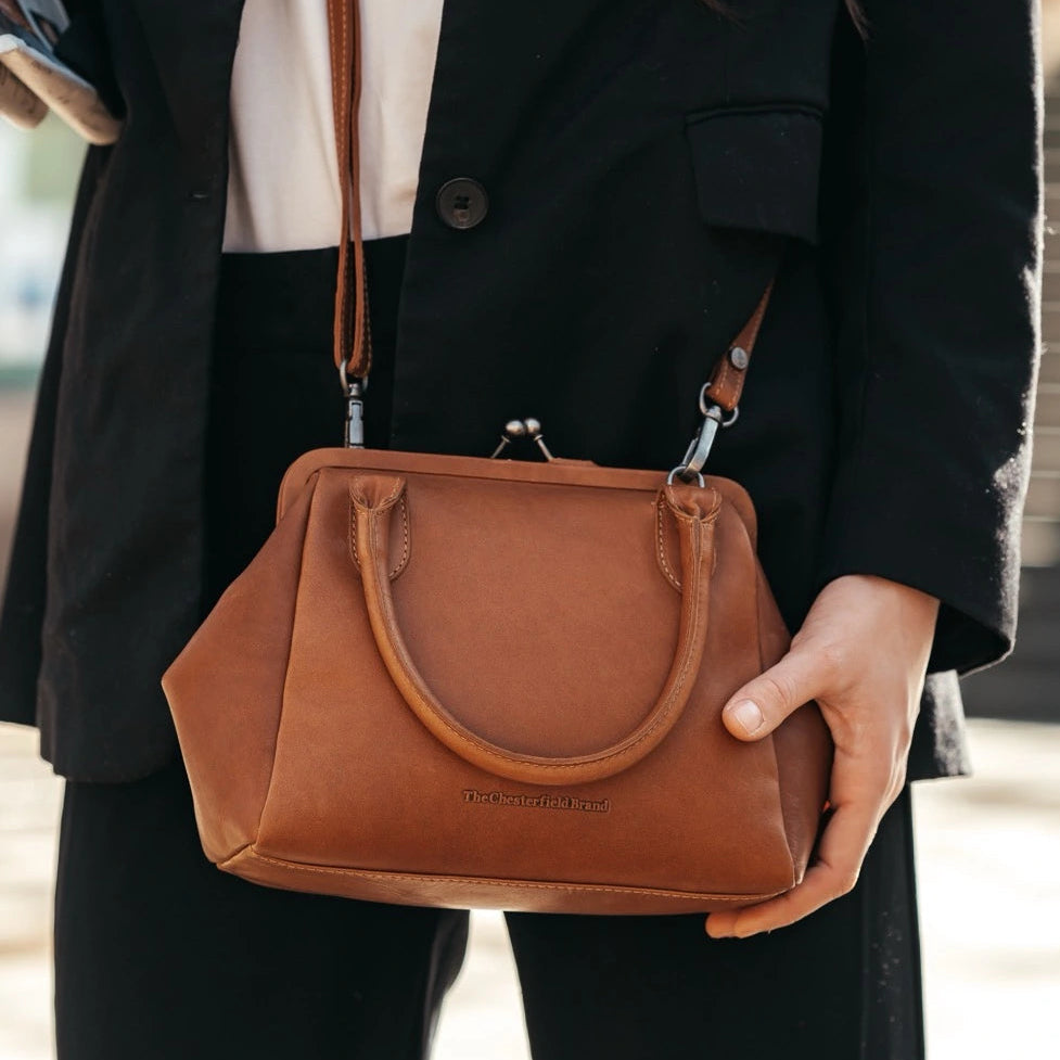 
Tailored Rib Cuffs & Hem Craftsmanship Construction Detail on Chili Bolso de mano de cuero flor