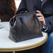 Styled Fit Perspective of Dorin Full-Grain Leather Handbag para Mujer on Model - Natural Daylight Drape