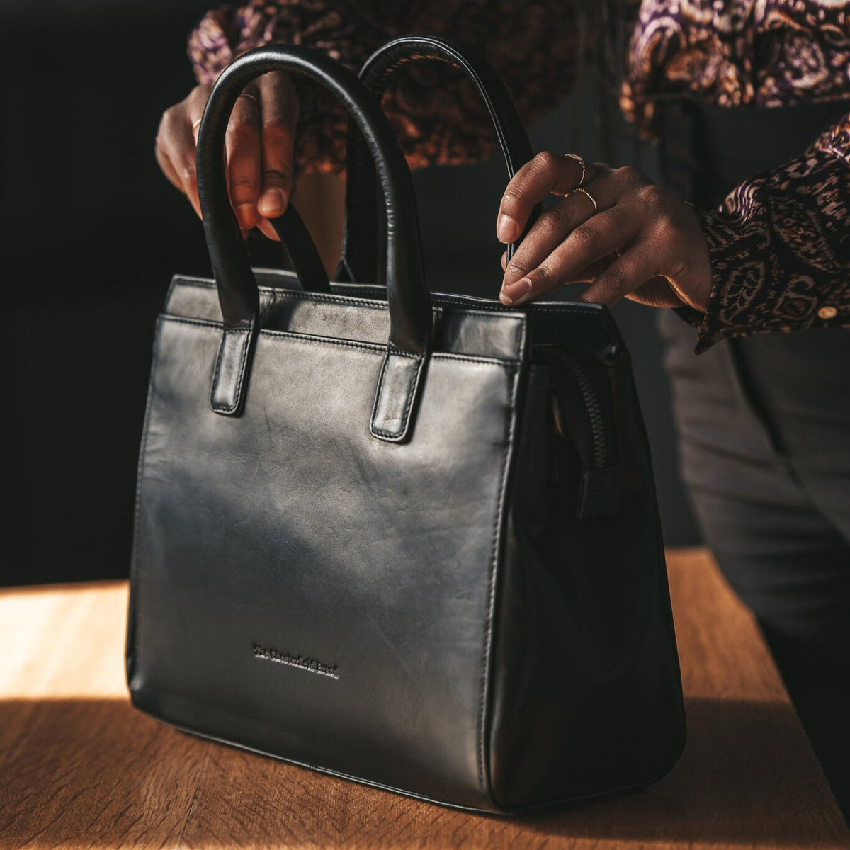 
Garda Bolso de mano de cuero flor - Vista lateral mostrando el corte ergonómico de mangas