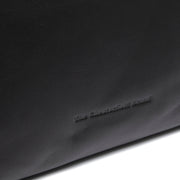Detalle de cerca of Classic Collar &amp; Heavy-Duty Zipper Hardware on Hermosa Full-Grain Leather Handbag para Mujer