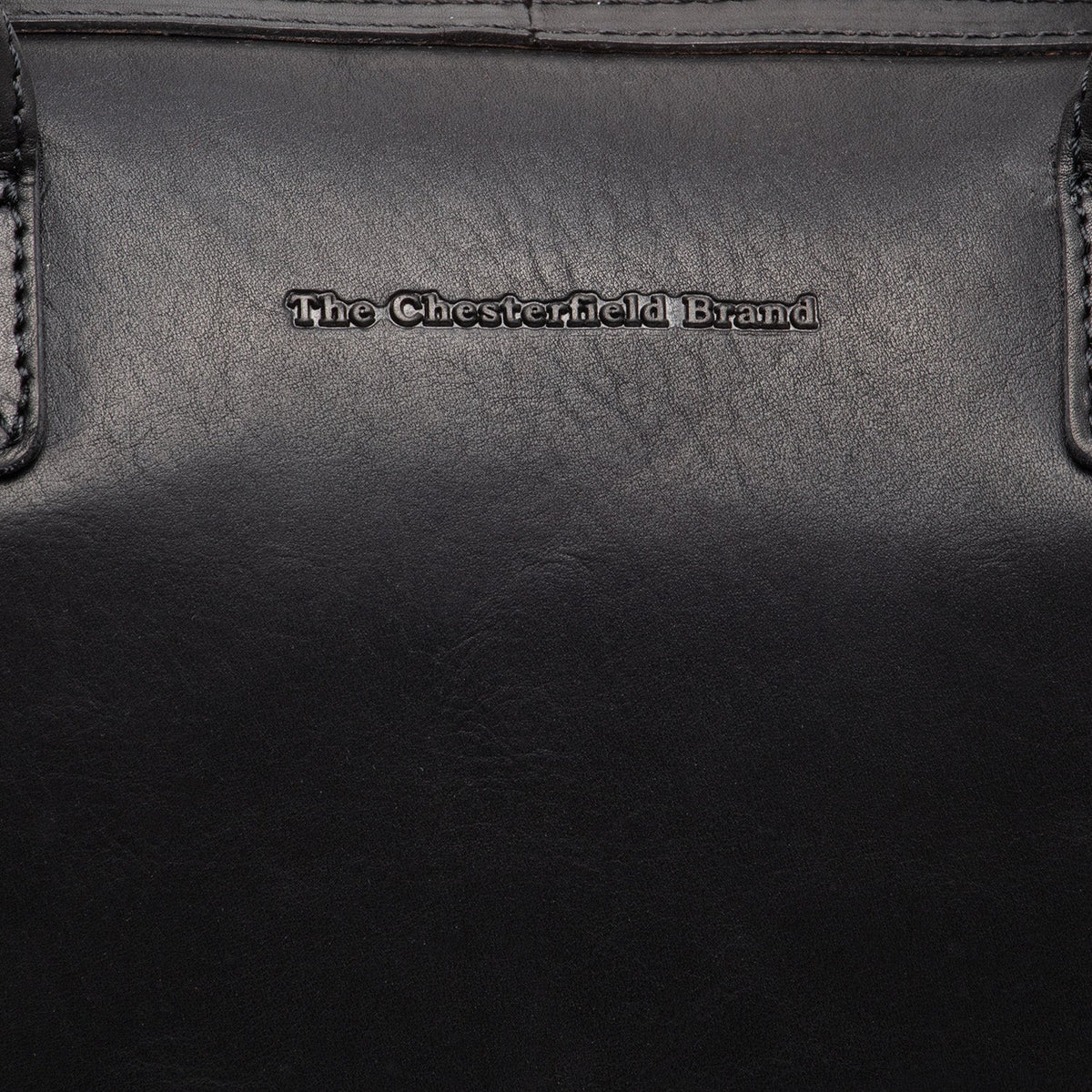 Detalle de cerca of Classic Collar &amp; Heavy-Duty Zipper Hardware on Langton Full-Grain Leather Handbag para Mujer