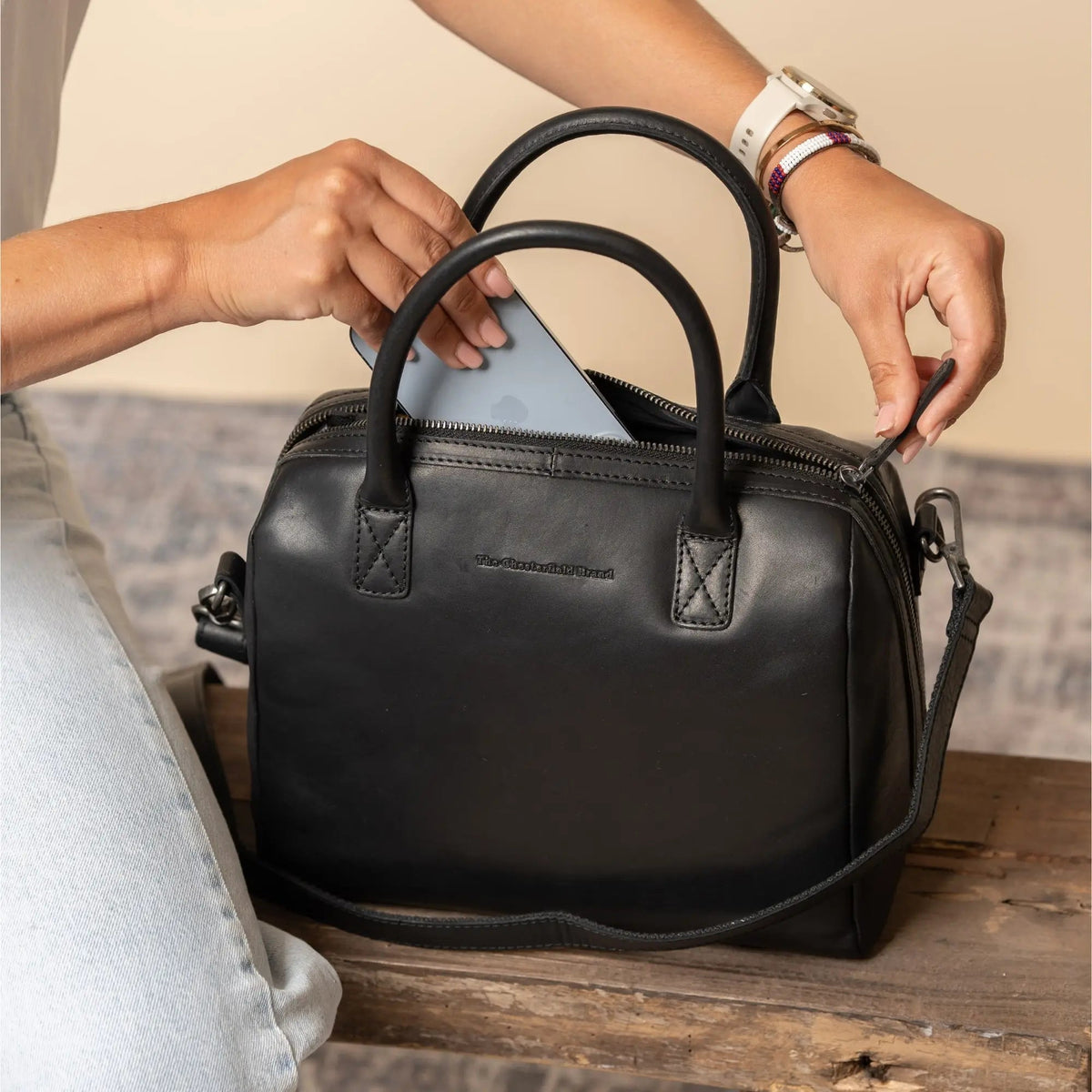 Langton Full-Grain Leather Handbag para Mujer - Vista de perfil lateral con corte ergonómico de manga