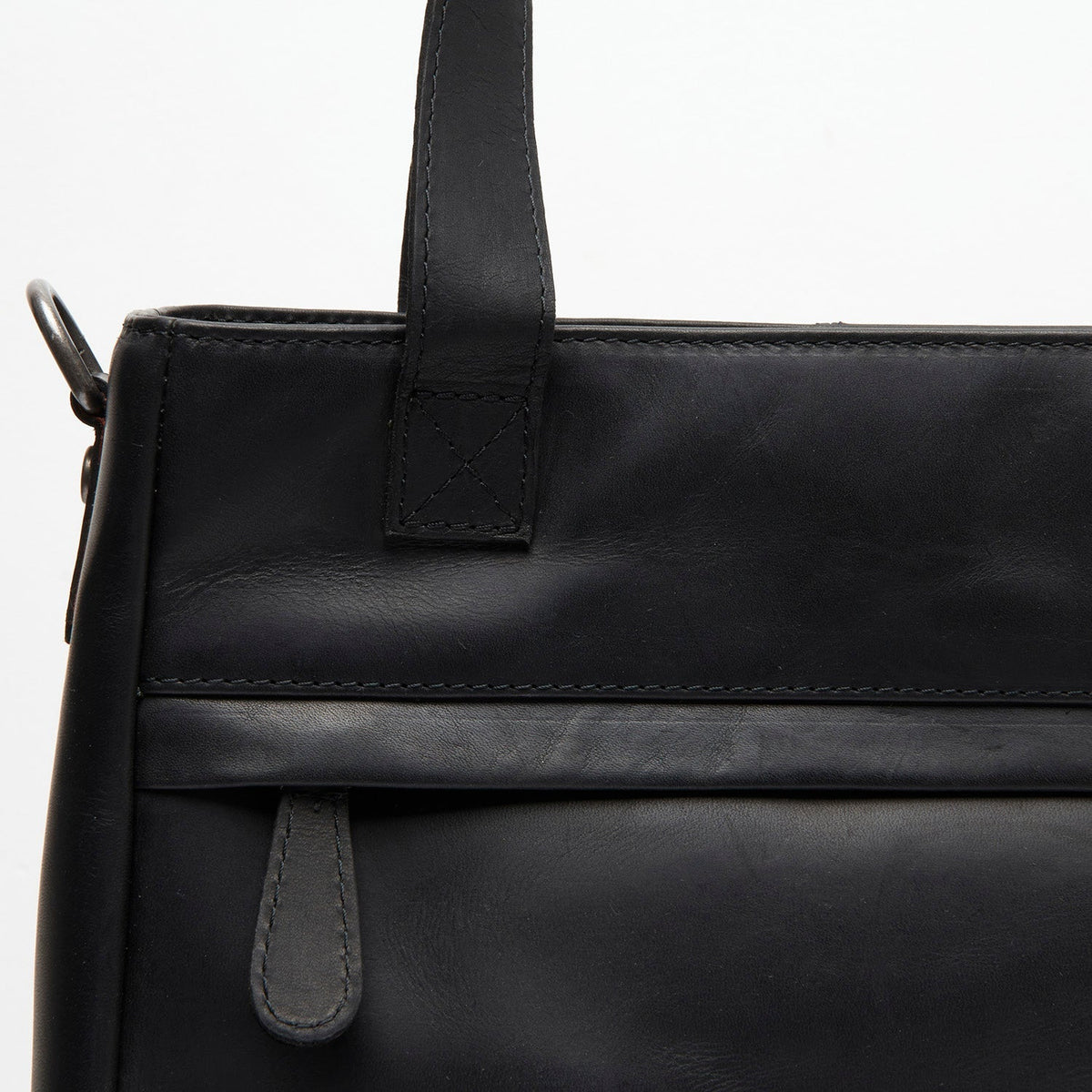 
Classic 100% Full-Grain leather Goods - Vista posterior con hombros definidos y bajo impecable