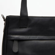 
Classic 100% Full-Grain leather Goods - Vista posterior con hombros definidos y bajo impecable