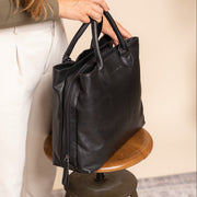 
Classic 100% Full-Grain leather Goods - Vista posterior con hombros definidos y bajo impecable