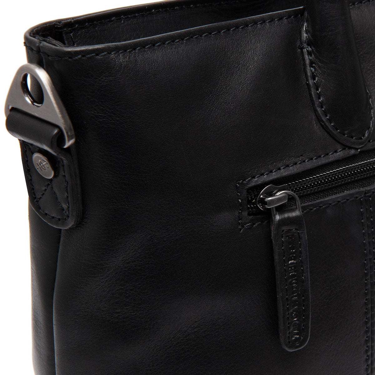 Detalle de cerca of Classic Collar &amp; Heavy-Duty Zipper Hardware on Pergamino Full-Grain Leather Handbag para Mujer
