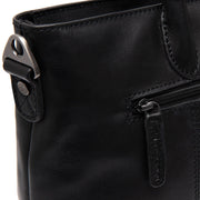 Detalle de cerca of Classic Collar &amp; Heavy-Duty Zipper Hardware on Pergamino Full-Grain Leather Handbag para Mujer