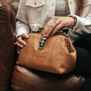 Tailored Rib Cuffs &amp; Hem Craftsmanship Construction Detail on Rachael Full-Grain Leather Handbag para Mujer