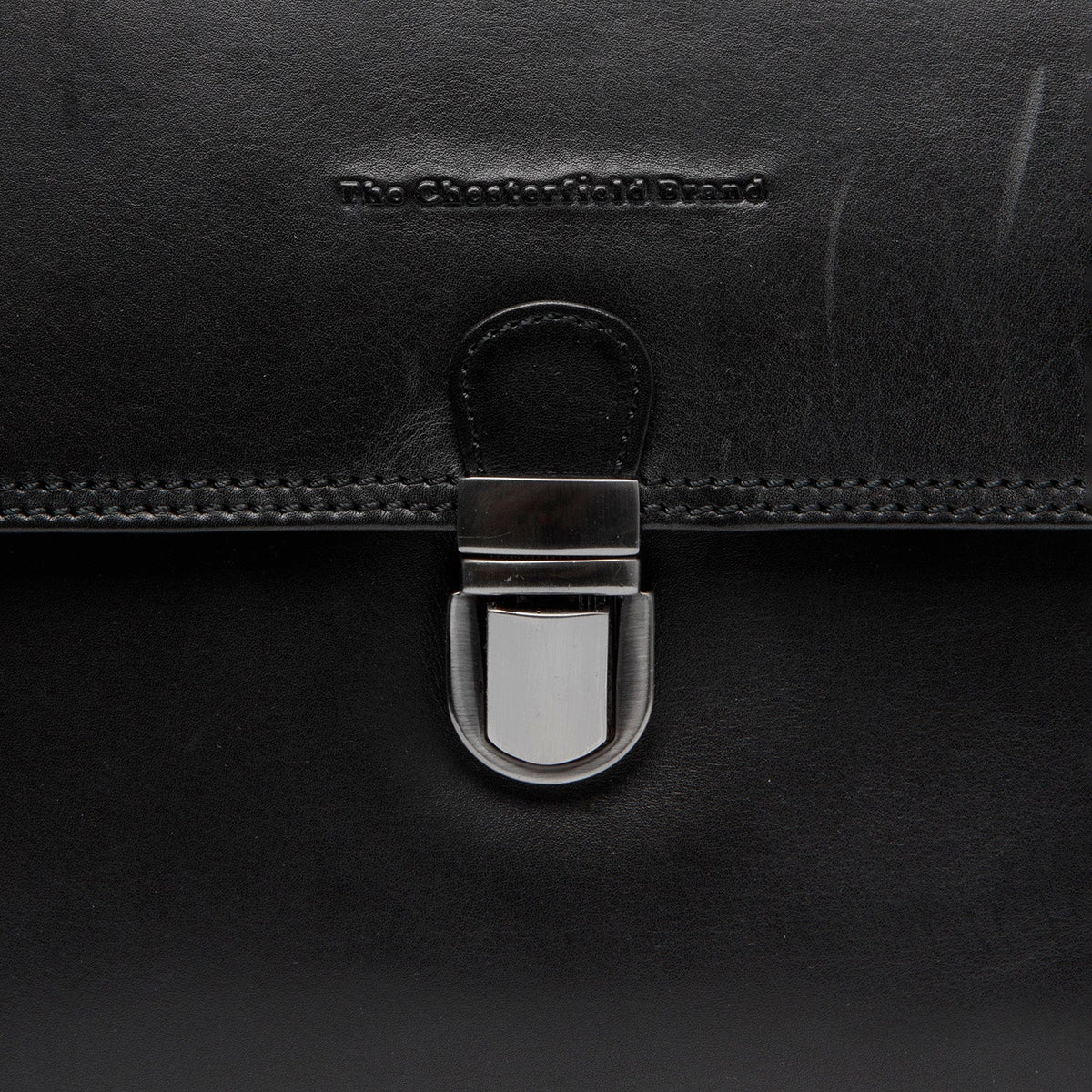 
Classic 100% Full-Grain leather Goods - Vista posterior con hombros definidos y bajo impecable