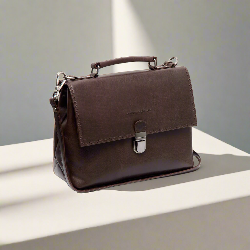 
Perspectiva del modelo vistiendo Renata Bolso de mano de cuero flor en modelo con caída natural bajo luz de día