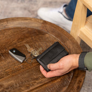 Torano Full-Grain Leather Key Case para Mujer - Vista de perfil lateral con corte ergonómico de manga