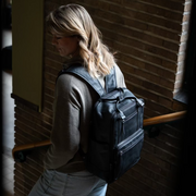Calden Full-Grain Leather Laptop Backpack para Mujer - Structured Side Profile Showing Gusset Depth &amp; Expansion Capacity