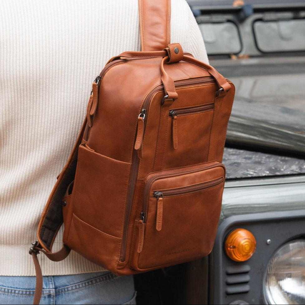Calden Full-Grain Leather Laptop Backpack para Mujer – Vista alternativa del producto 2