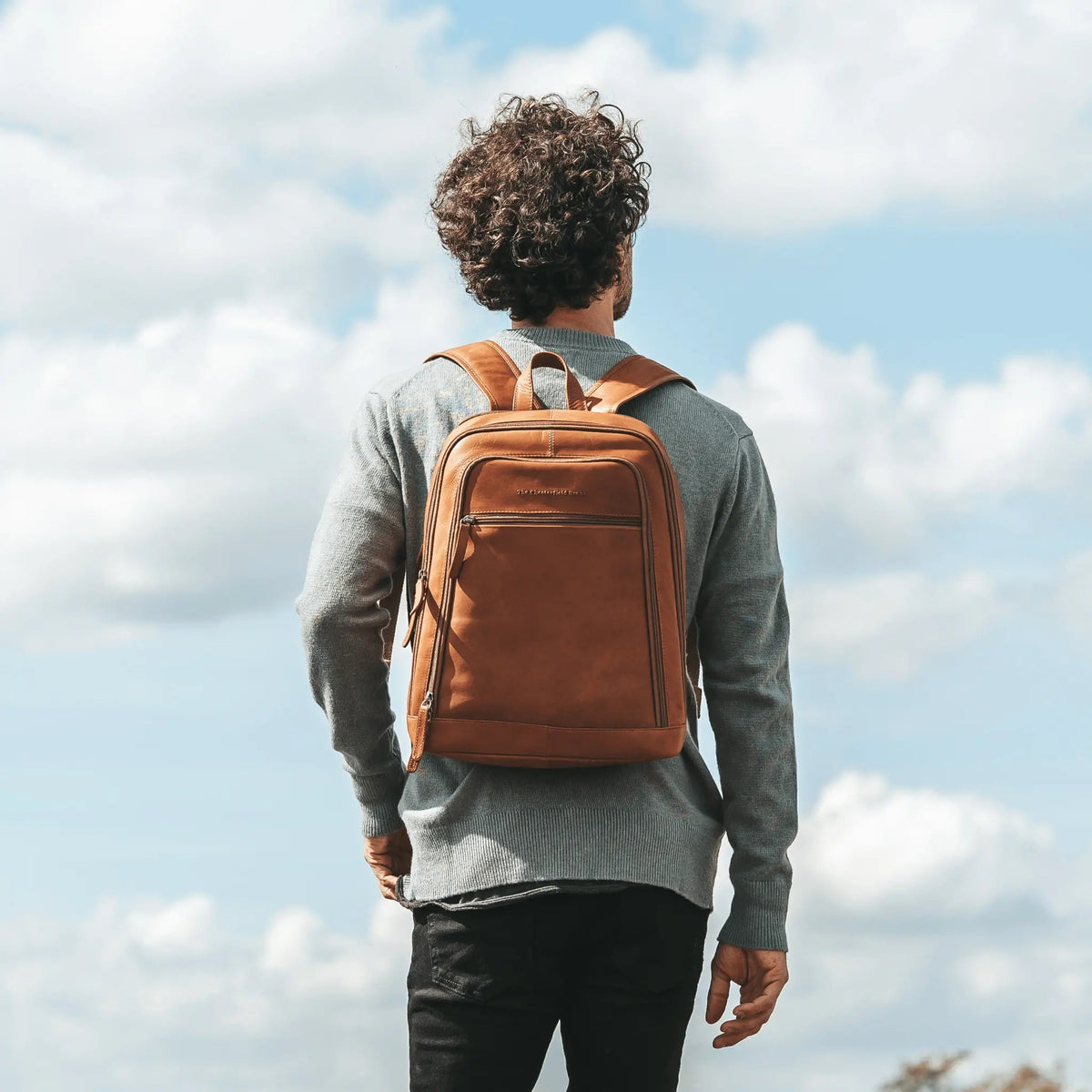 Detroit Full-Grain Leather Laptop Backpack para Mujer – Vista alternativa del producto 3