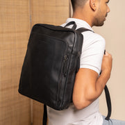 
Classic 100% Full-Grain leather Backpack - Perspectiva trasera con correas de cuero reforzadas