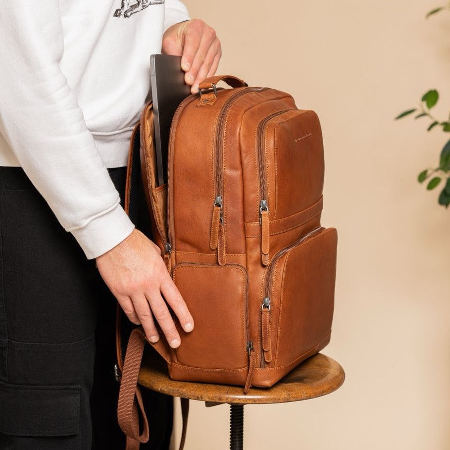 Lennox Full-Grain Leather Laptop Backpack para Mujer – Vista alternativa del producto 3