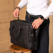 Boston Full-Grain Leather Laptop Bag para Hombre - Structured Side Profile Showing Gusset Depth &amp; Expansion Capacity