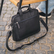
Classic 100% Full-Grain leather Briefcase - Perspectiva trasera con correas de cuero reforzadas