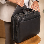 Iseo Full-Grain Leather Laptop Bag para Hombre - Structured Side Profile Showing Gusset Depth &amp; Expansion Capacity