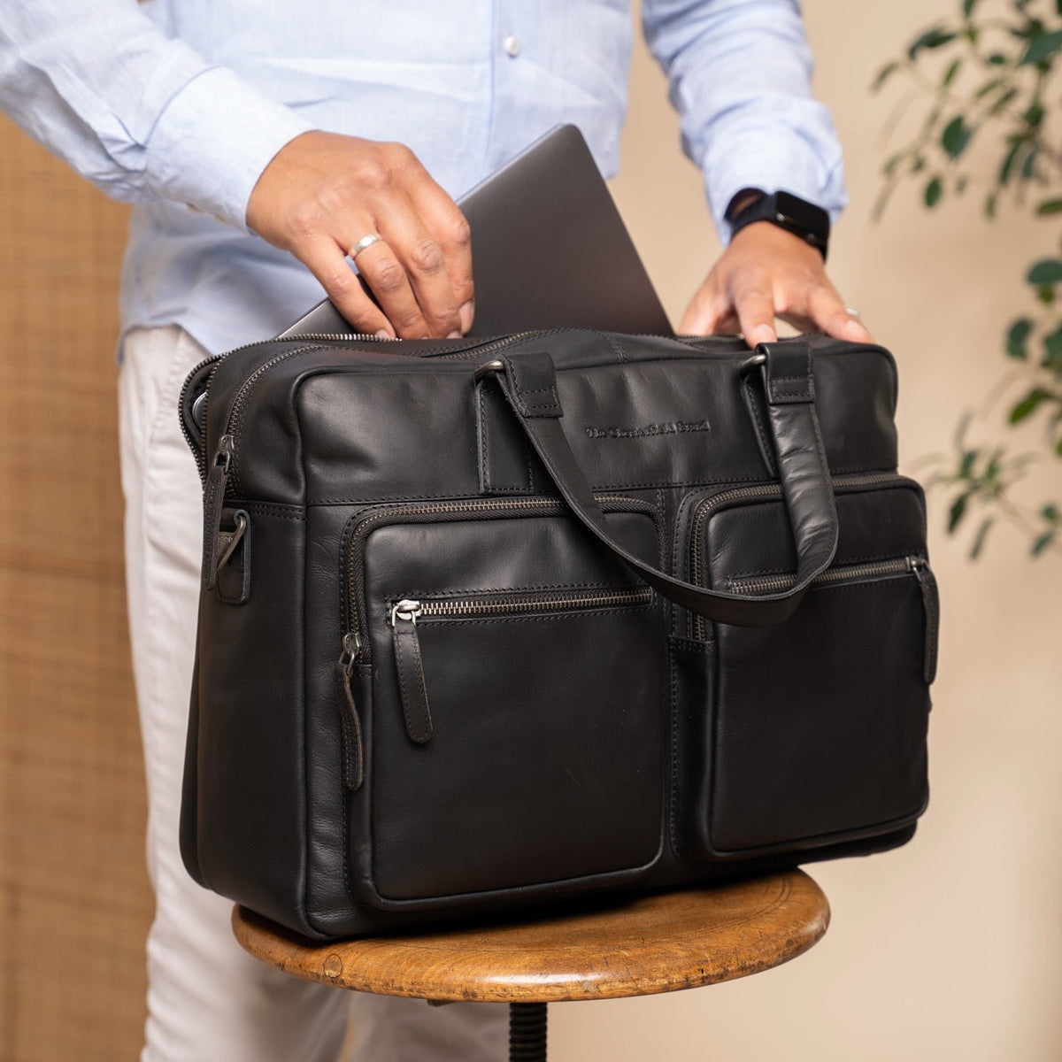 Misha Full-Grain Leather Laptop Bag para Mujer - Structured Side Profile Showing Gusset Depth &amp; Expansion Capacity