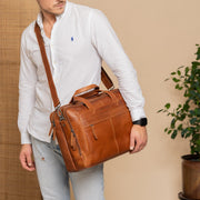 Ryan Full-Grain Leather Laptop Bag para Hombre – Vista alternativa del producto 3