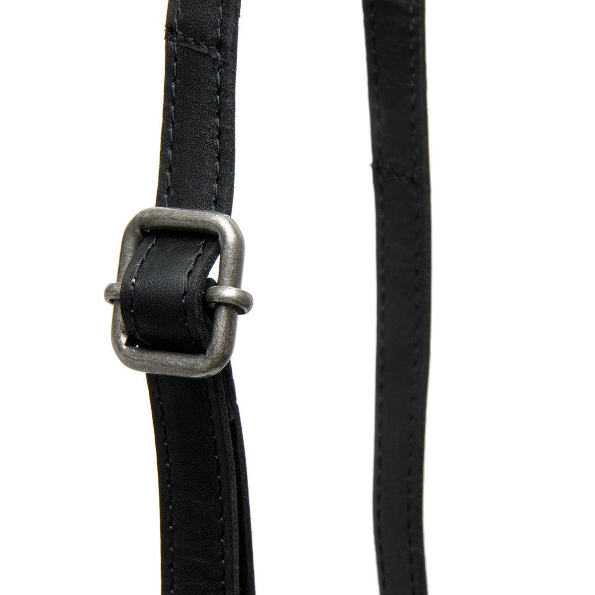 Tailored Rib Cuffs &amp; Hem Craftsmanship Construction Detail on Langley Full-Grain Leather Phone Bag para Mujer