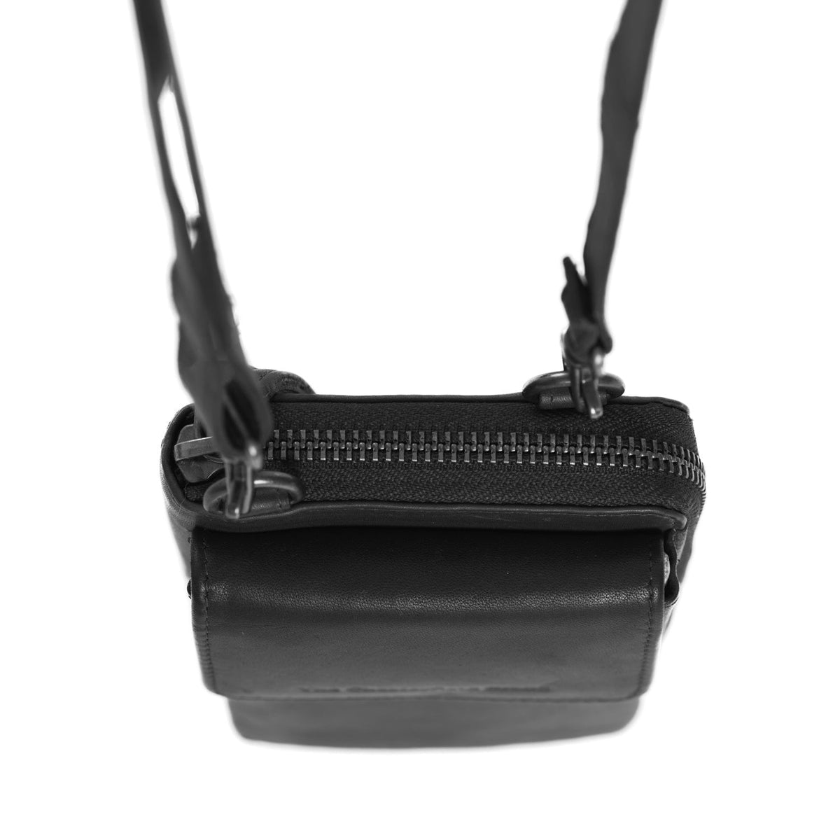 Styled Fit Perspective of Malaga Full-Grain Leather Phone Bag para Mujer on Model - Natural Daylight Drape