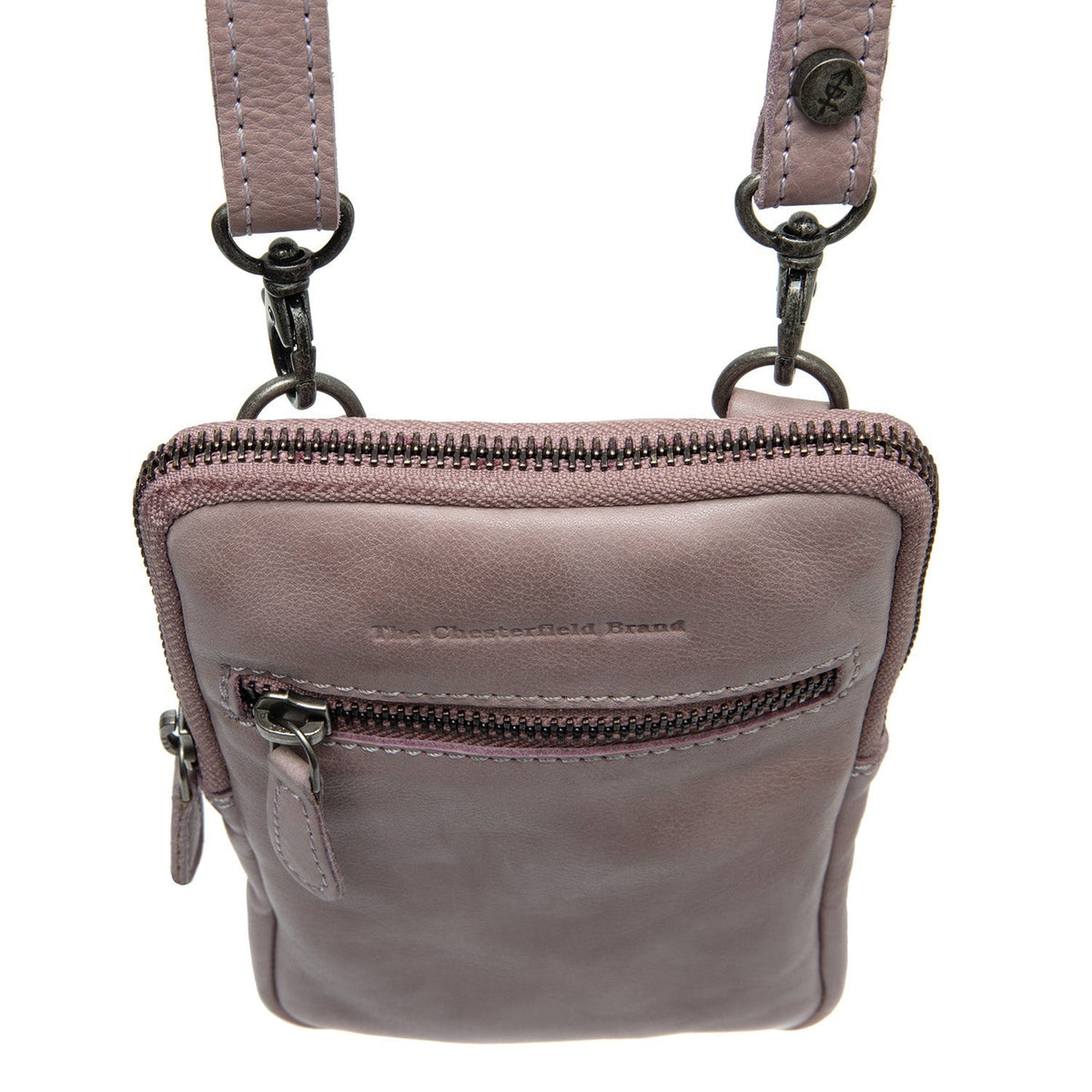 Vista de detalle of Classic Collar & Heavy-Duty Zipper Hardware on Salta Full-Grain Leather Phone Bag