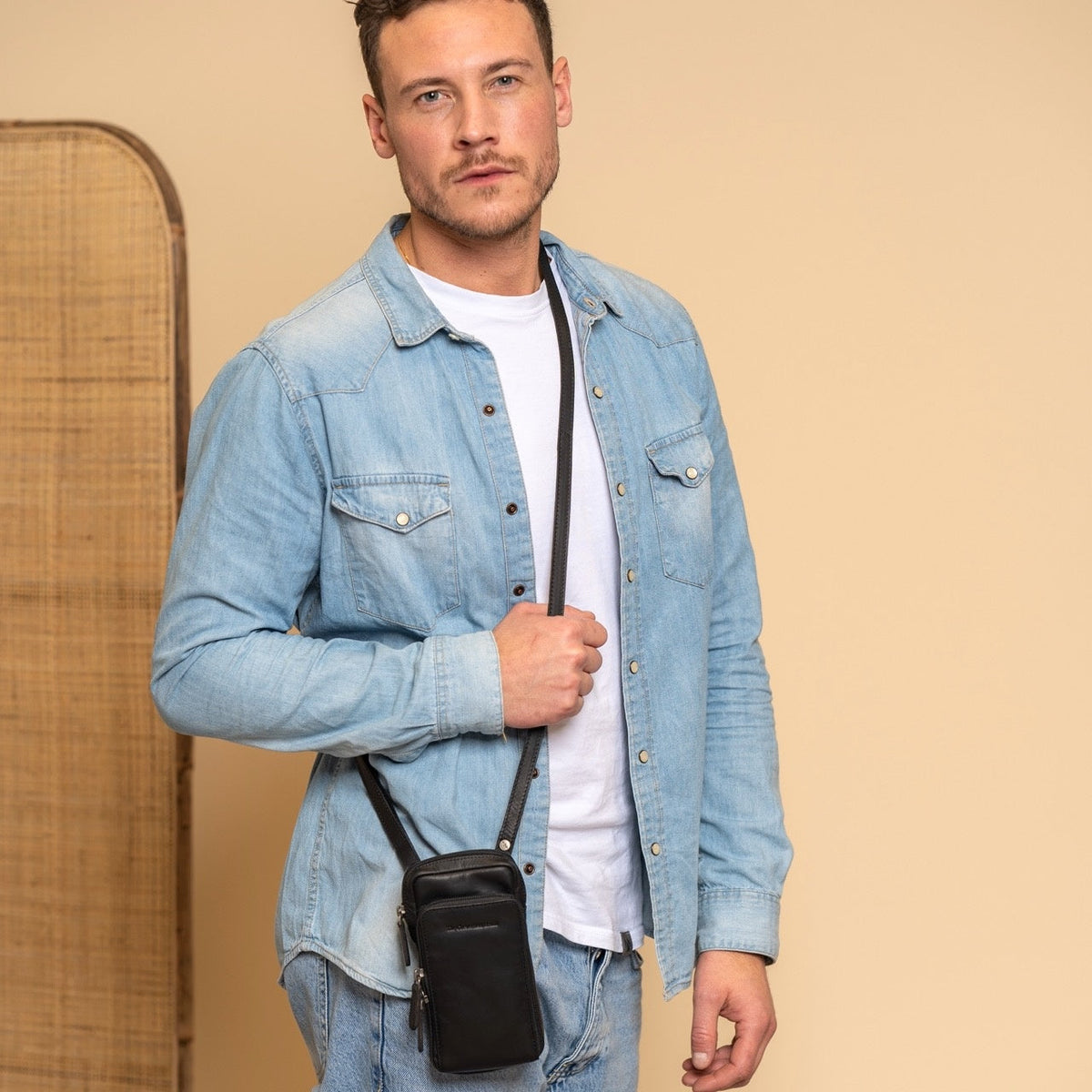 
Valdes Cuero Flor Integral Phone Bag - Vista lateral mostrando el corte ergonómico de mangas