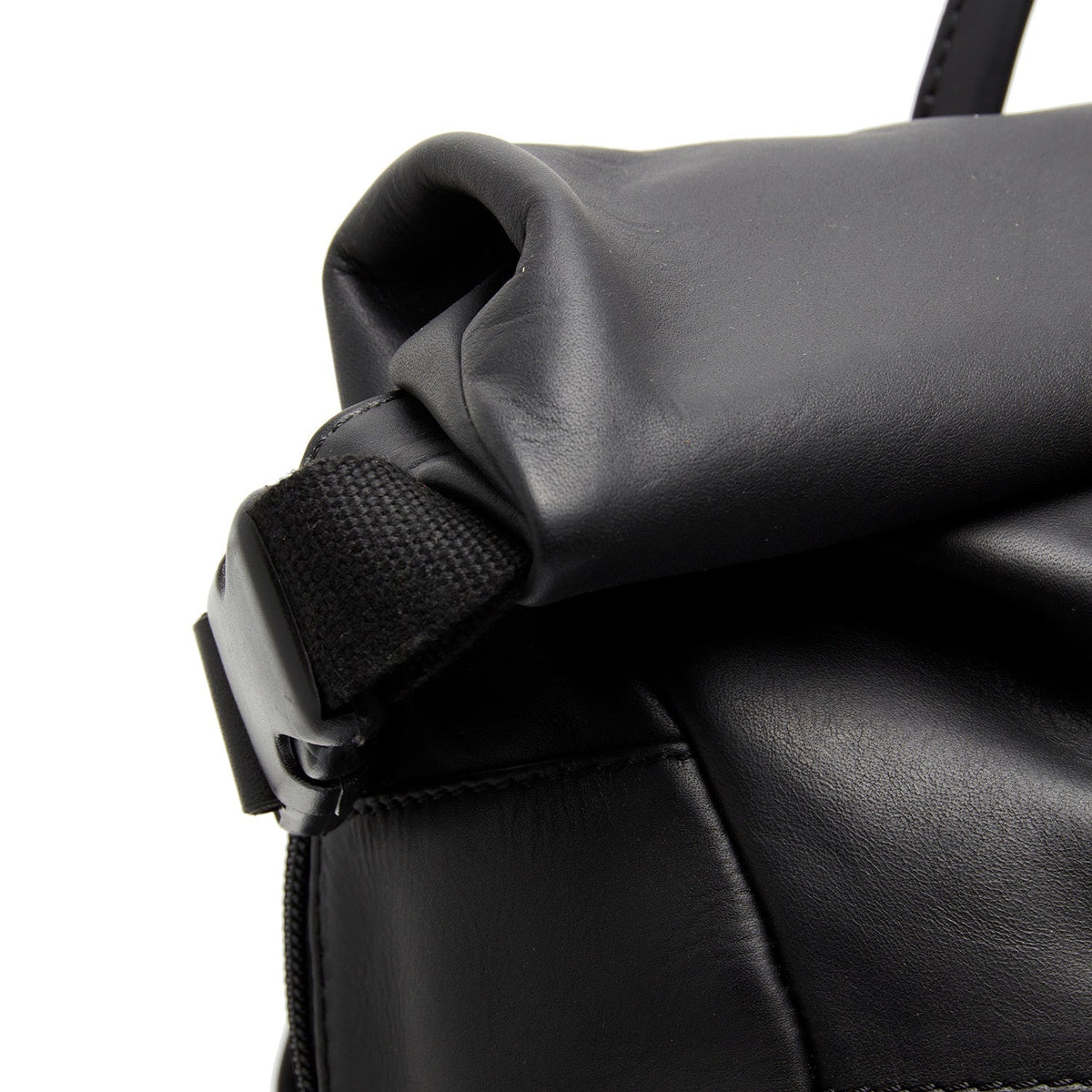 Mazara Full-Grain Leather Roll-top Backpack para Mujer - Structured Side Profile Showing Gusset Depth &amp; Expansion Capacity