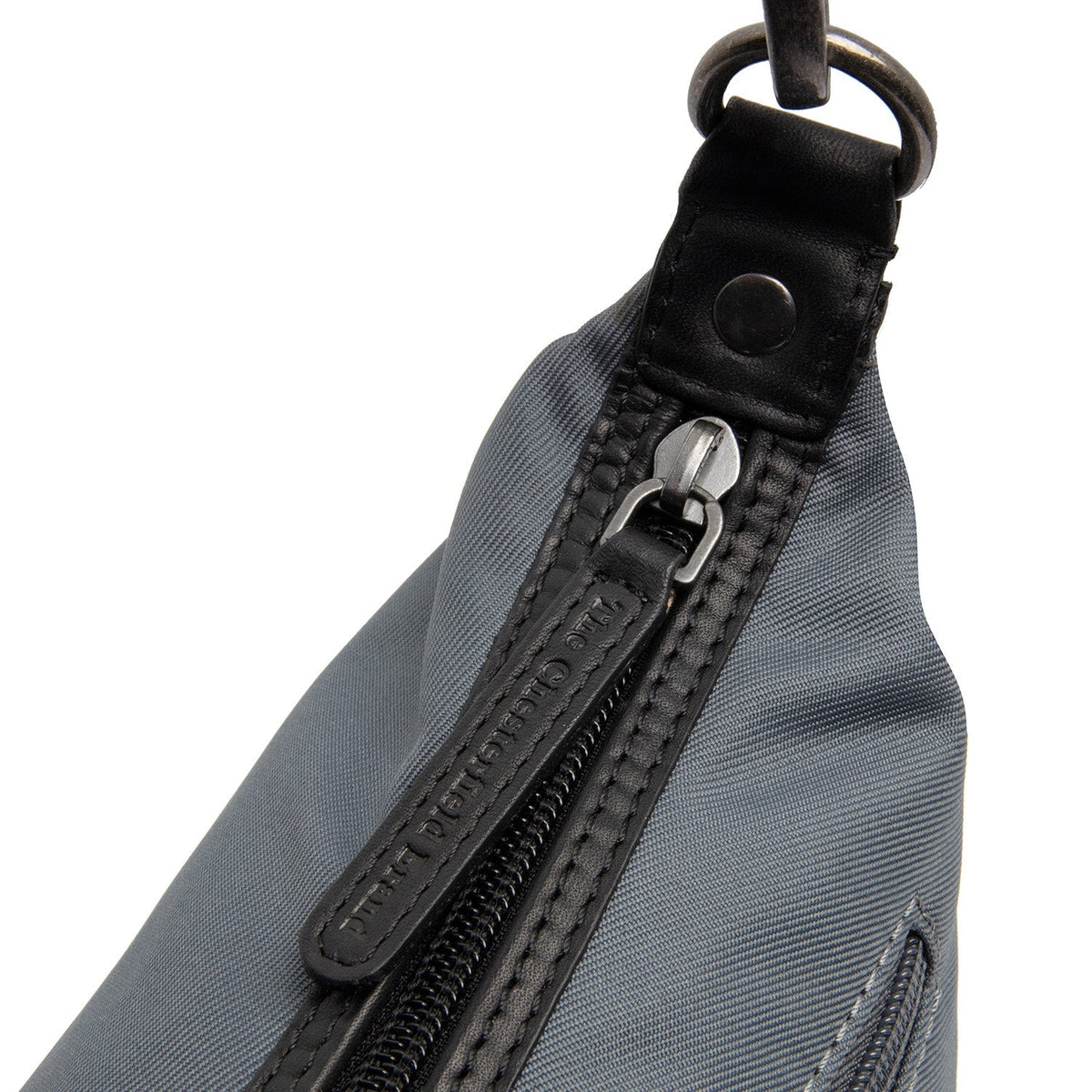
Classic 100% Full-Grain leather Bag - Perspectiva trasera con correas de cuero reforzadas