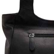 
Tofino Bolso de hombro de cuero flor - Perfil lateral estructurado con profundidad de fuelle