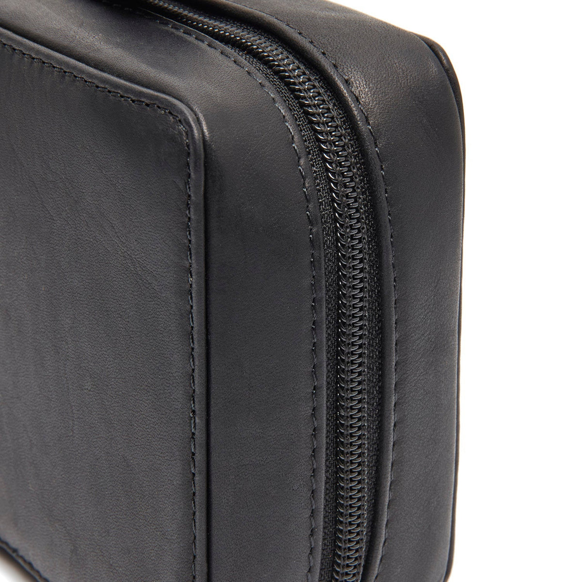 Detalle de cerca of Classic Collar &amp; Heavy-Duty Zipper Hardware on Leather Tech-Organizer Ardan para Mujer