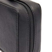 Detalle de cerca of Classic Collar &amp; Heavy-Duty Zipper Hardware on Leather Tech-Organizer Ardan para Mujer