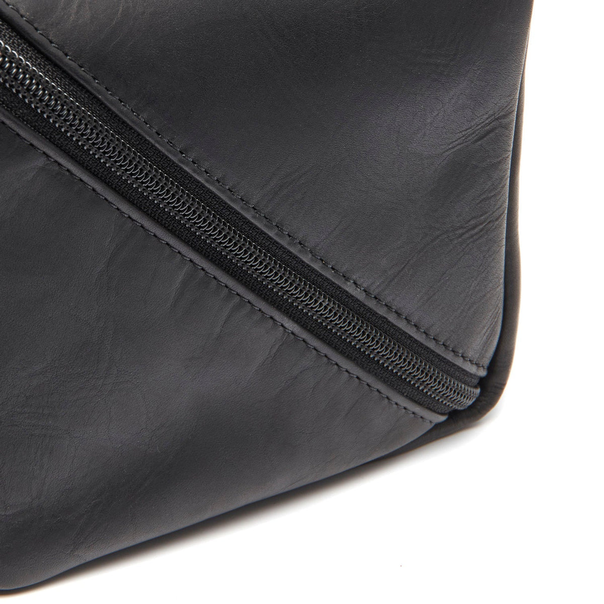 Detalle de cerca of Classic Collar &amp; Heavy-Duty Zipper Hardware on Elmia Full-Grain Leather Toiletry Bag para Mujer