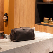 Styled Fit Perspective of Vince Full-Grain Leather Toiletry Bag para Mujer on Model - Natural Daylight Drape