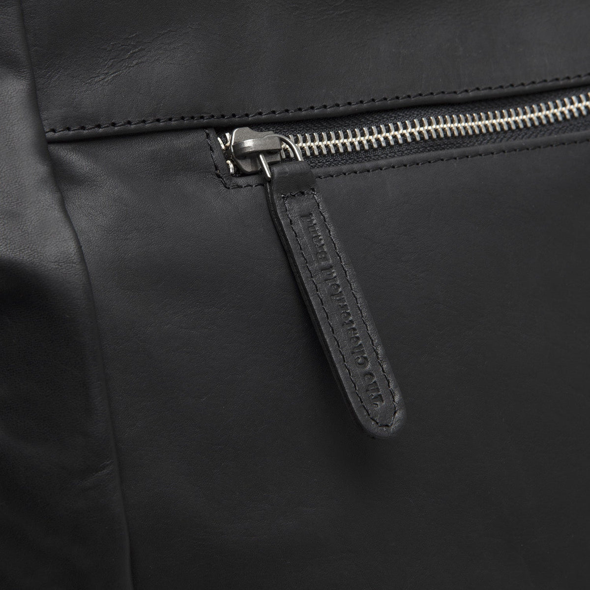 Solid Antique Brass Hardware &amp; Heavy-Duty Dual Zipper Detail on Berlin Full-Grain Leather Tote Bag para Mujer