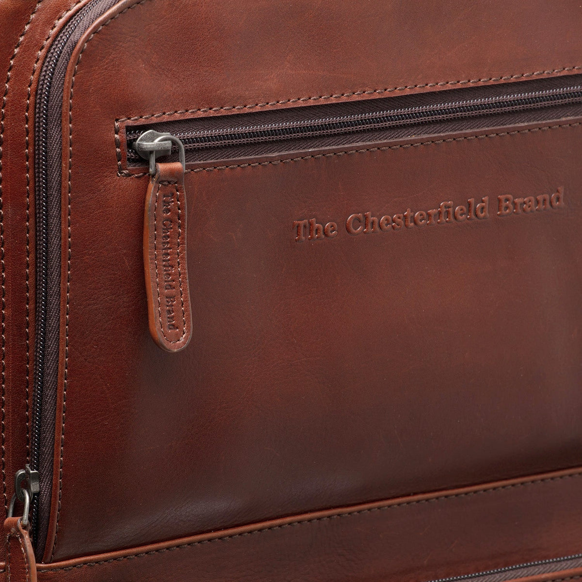 
Vista de detalle of Classic Collar & Heavy-Duty Zipper Hardware on Leather Trolley San Marino para Mujer para Mujer