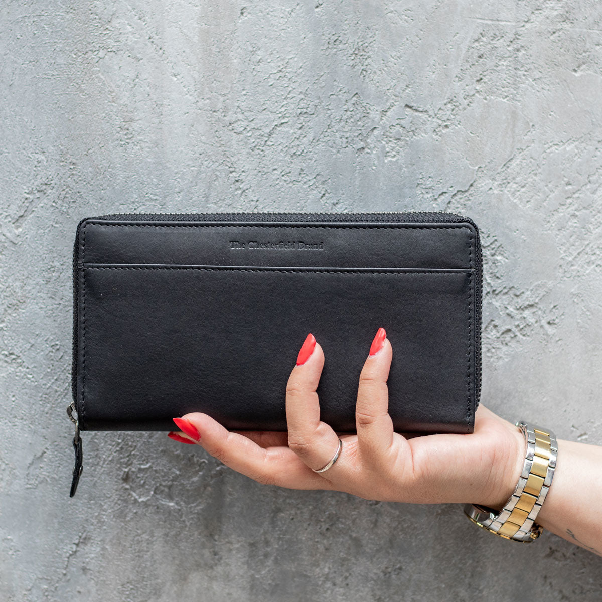 
Classic 100% Full-Grain leather Wallet - Perspectiva trasera con correas de cuero reforzadas