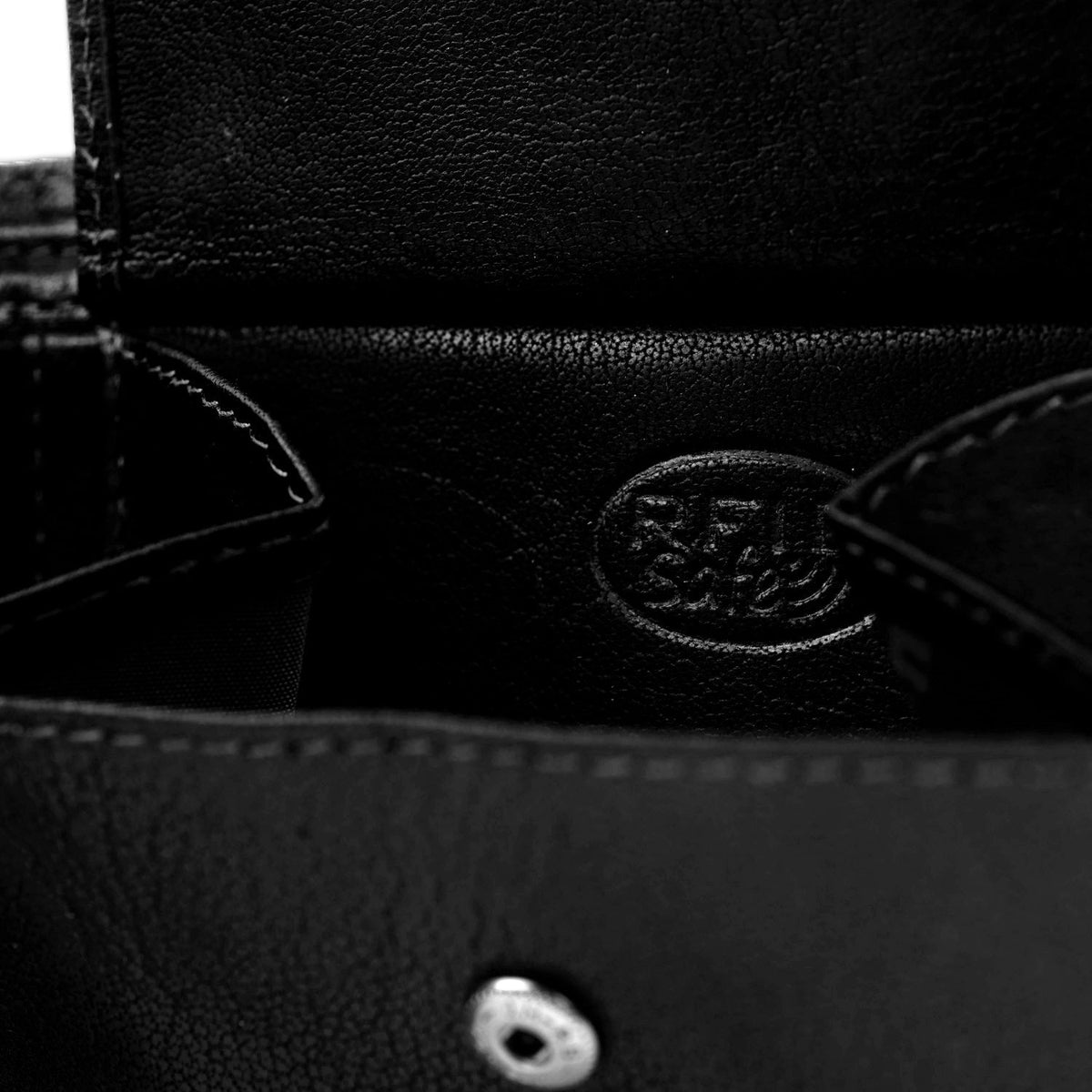 Solid Antique Brass Hardware &amp; Heavy-Duty Dual Zipper Detail on Harlem Full-Grain Cartera de Cuero para Hombre