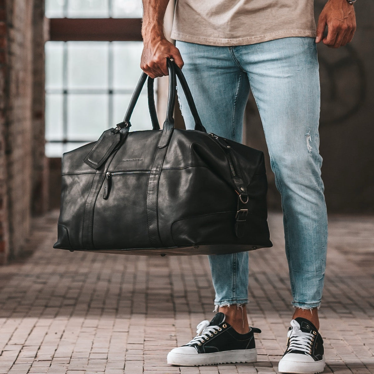 
Classic 100% Full-Grain Leather Duffle Bag - Perspectiva trasera con correas de cuero reforzadas