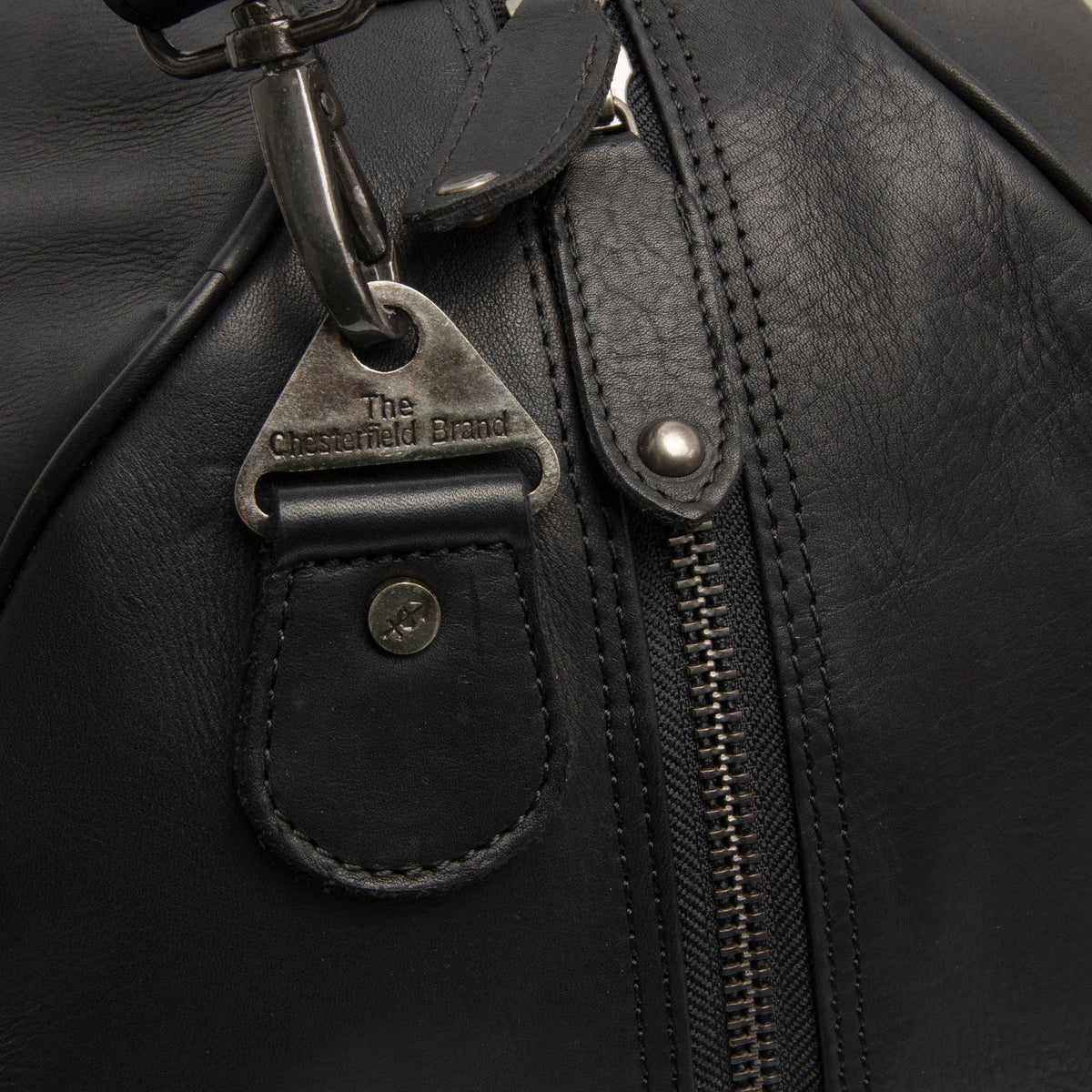 
Solid Antique Brass Hardware & Heavy-Duty Dual Zipper Detail on Rivaro Bolsa de viaje weekender de cuero flor