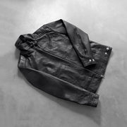Styled Fit Perspective of Men's Legacy Negro Chaqueta Biker de Cuero para Hombre on Model - Natural Daylight Drape
