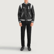 Liberte Illinois Negro Leather Varsity Chaqueta de Cuero para Hombre - Vista de perfil lateral con corte ergonómico de manga